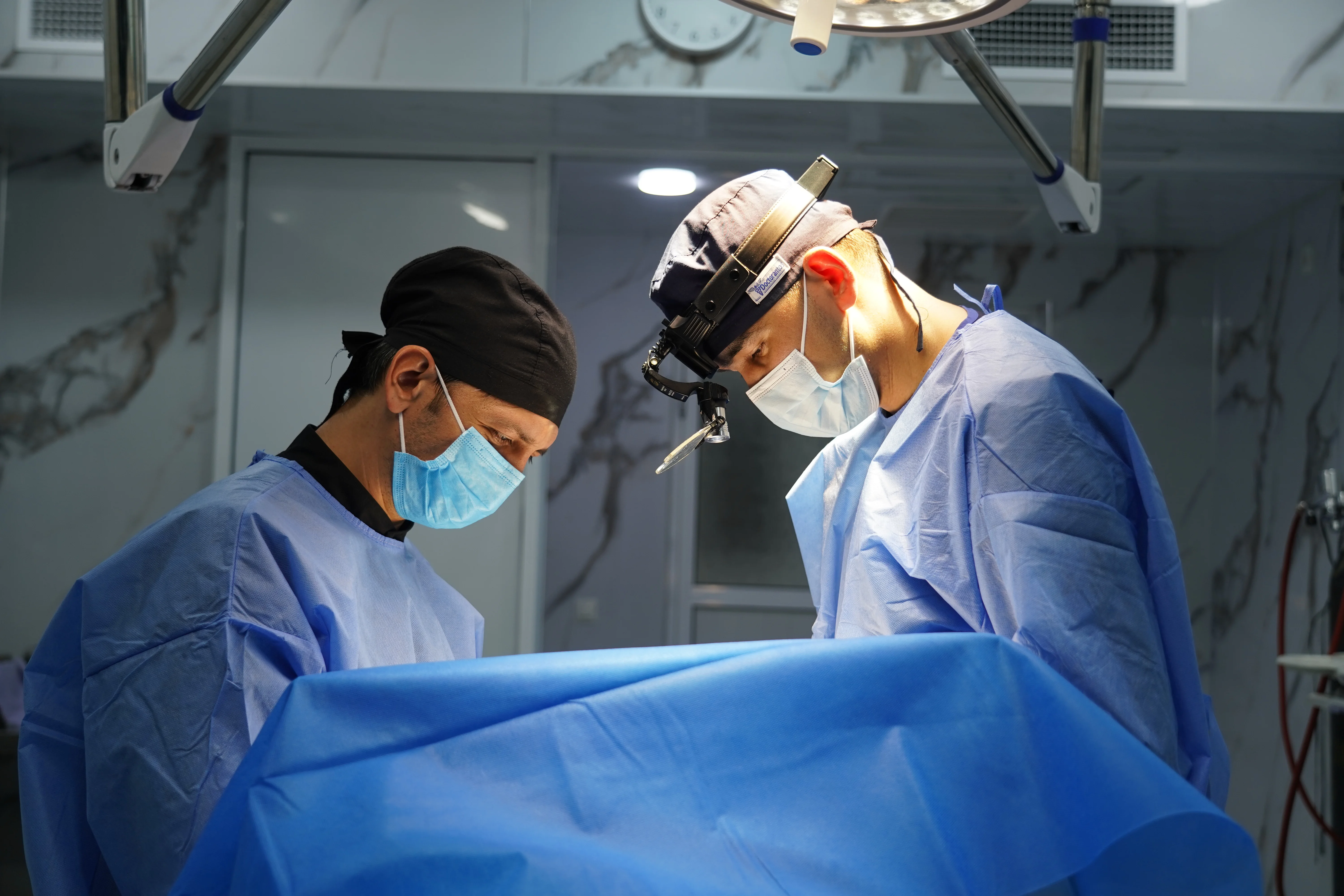 Ayol urolog bemorni tekshiradi, yashirin kamera bilan suratga olinadi. Ayol urolog bemorni tekshiradi, yashirin kamera bilan suratga olinadi.